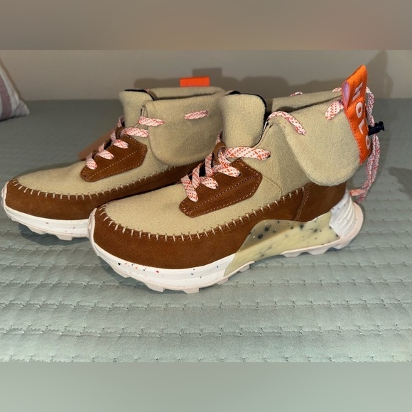 Holo Shoes - Holo Quorra Boots. Sand color with Orange Accents. Size 6.5 women’s NWT